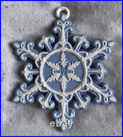 Boxed Wedgwood Christmas 2009 Blue & White Snowflake Ornament #588344 Jasperware