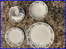 Gibson Holiday Charm 8-Piece Set 40-Piece Dinnerware, Christmas Holly Berry Gold