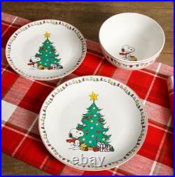 Peanuts Snoopy Christmas 18 piece Dinnerware Set, NEW in Box FREE SHIPPING